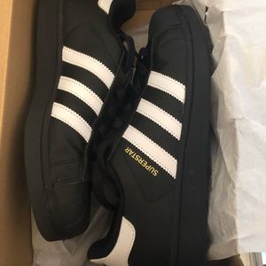 Black/ white Adidas superstars ! Worn once !
